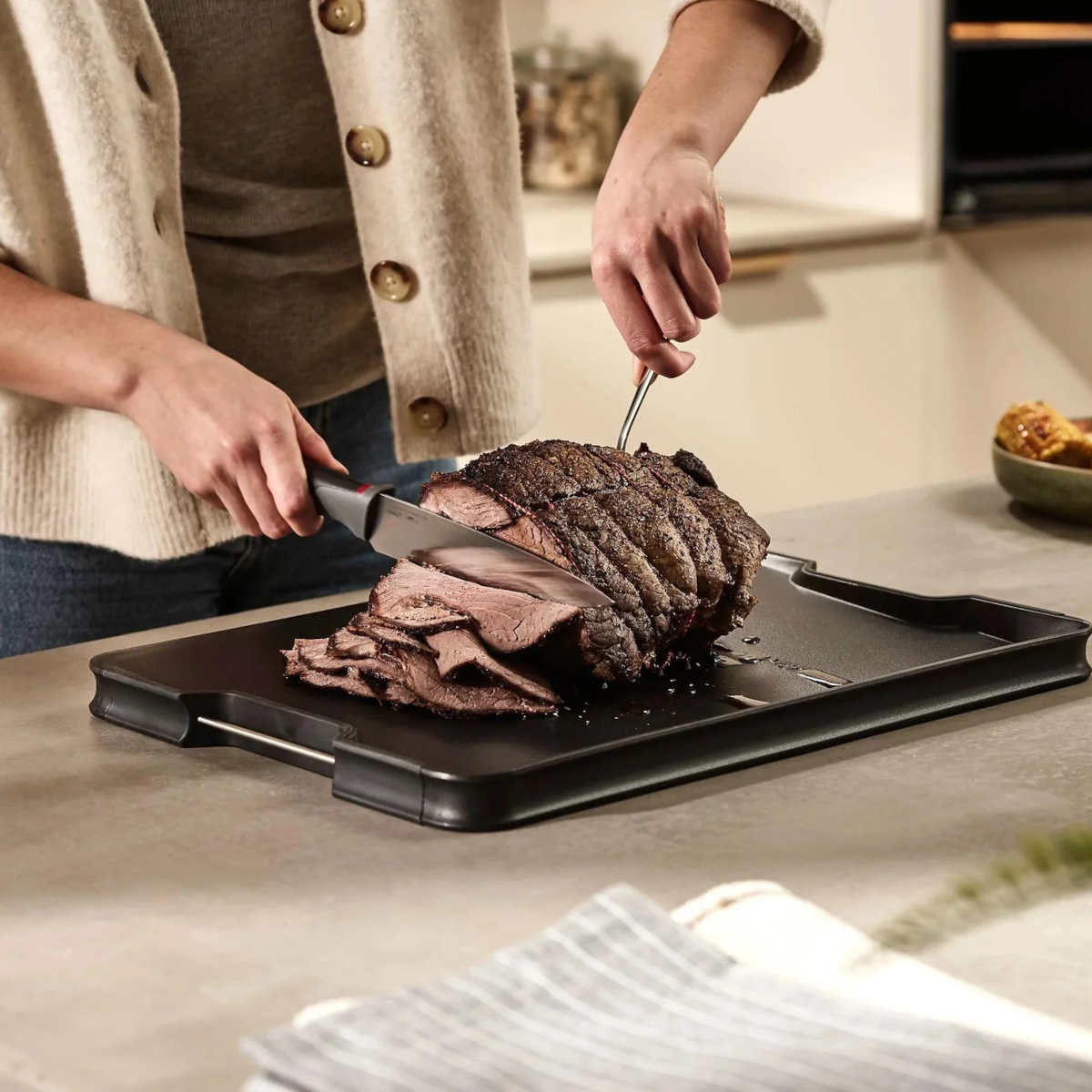 Joseph Joseph Cut & Carve Plus Multi-function Chopping Board Black Extra Large - Image 5