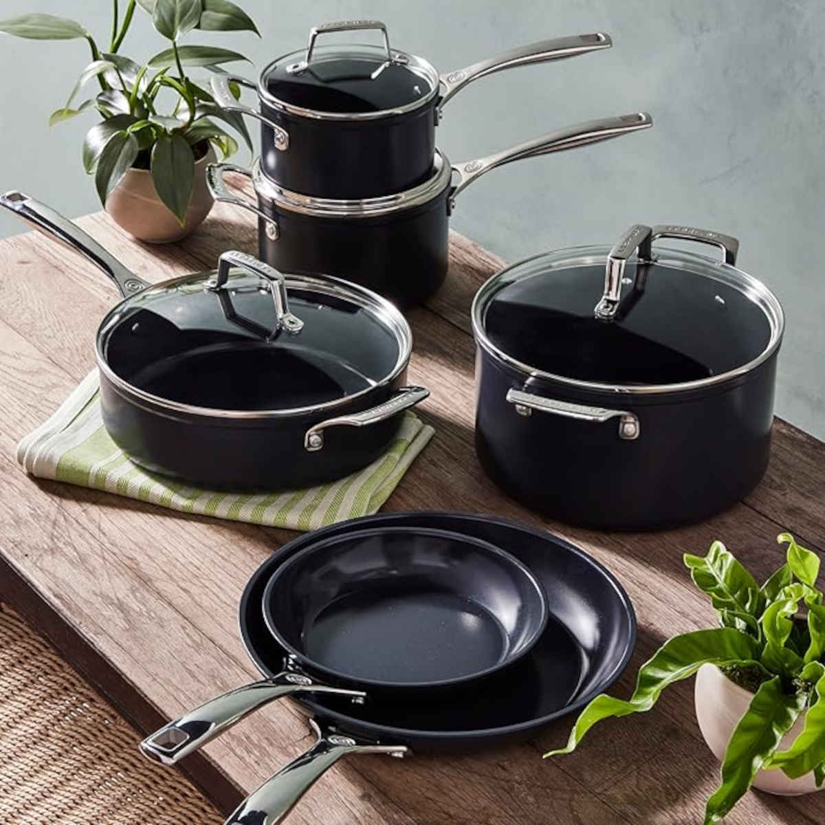 Le Creuset Essential Non-Stick Ceramic Saute Pan 26cm (4L) - Image 6