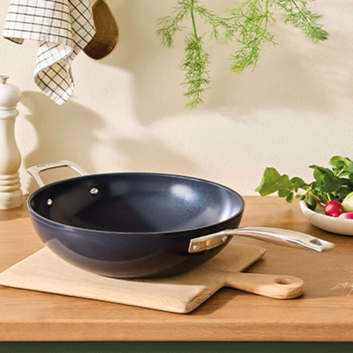 Le Creuset Essential Non Stick Ceramic Stir Frying Pan 30cm - Image 5