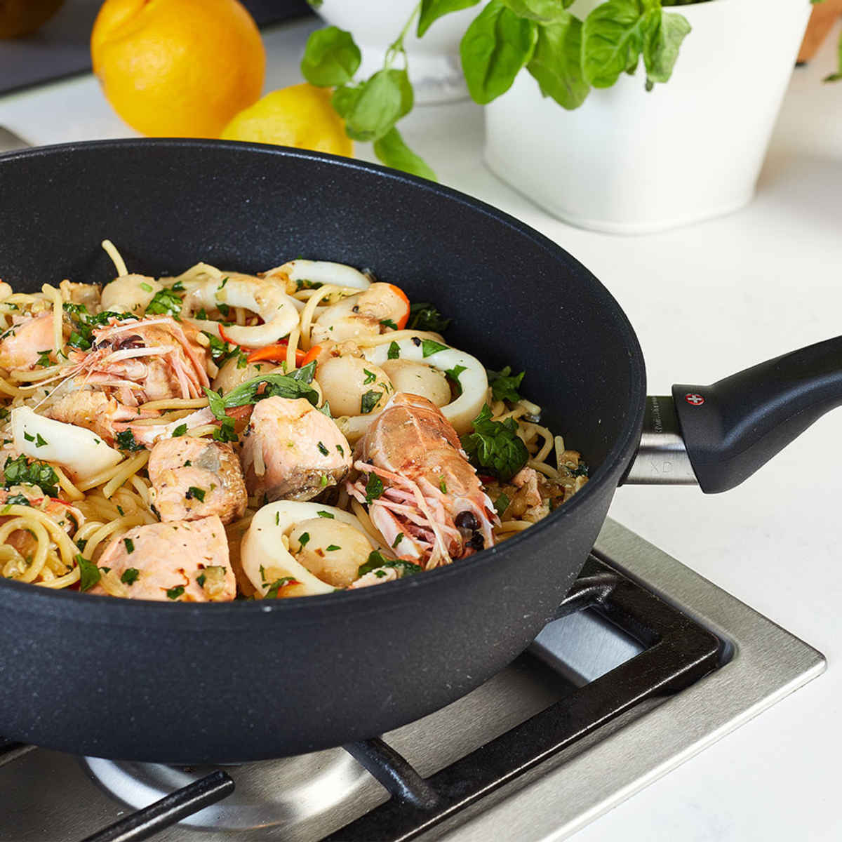 Swiss Diamond XD Classic Induction Saute Pan With Lid 28cm (4L) - Image 4
